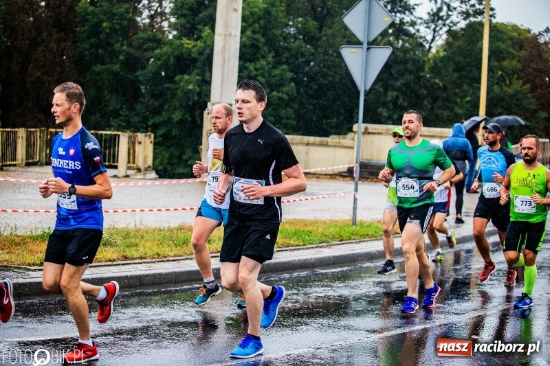 Zdjęcie w galerii na portalu naszraciborz.pl: V RAFAKO Półmaraton Racibórz - bramka otwarta wiadomości z regionu