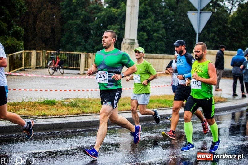 Zdjęcie w galerii na portalu naszraciborz.pl: V RAFAKO Półmaraton Racibórz - bramka otwarta wiadomości z regionu