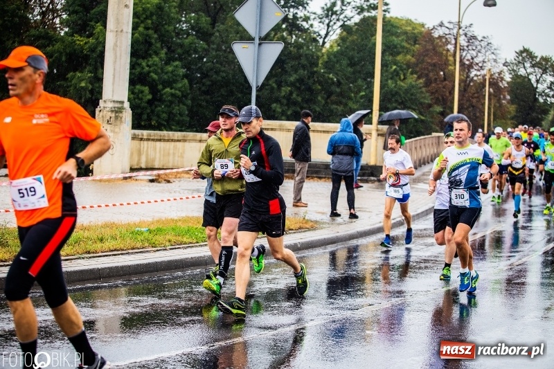 Zdjęcie w galerii na portalu naszraciborz.pl: V RAFAKO Półmaraton Racibórz - bramka otwarta wiadomości z regionu