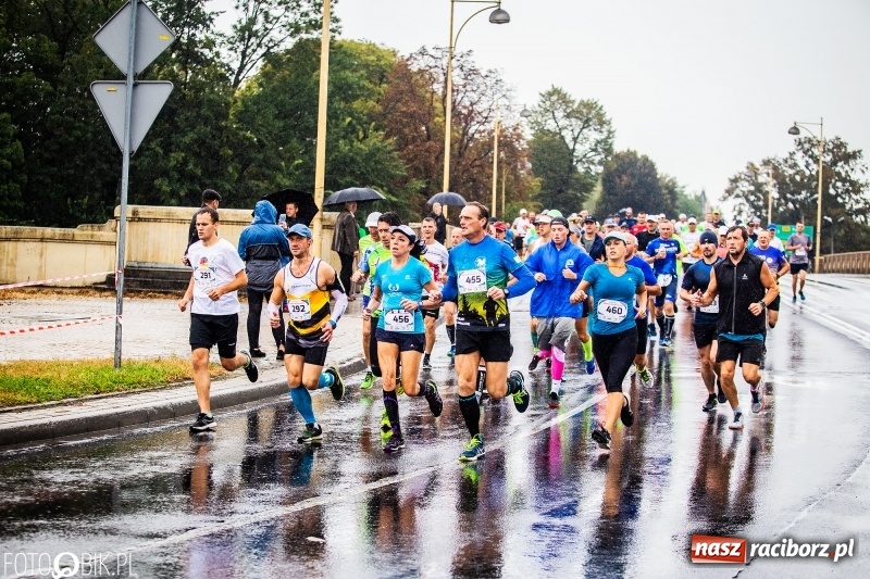 Zdjęcie w galerii na portalu naszraciborz.pl: V RAFAKO Półmaraton Racibórz - bramka otwarta wiadomości z regionu