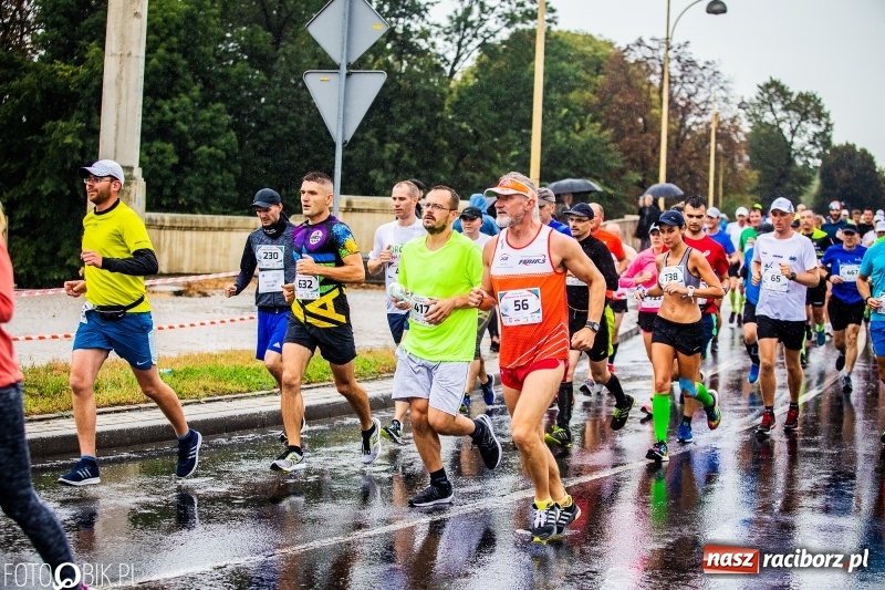 Zdjęcie w galerii na portalu naszraciborz.pl: V RAFAKO Półmaraton Racibórz - bramka otwarta wiadomości z regionu