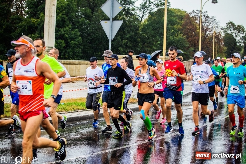 Zdjęcie w galerii na portalu naszraciborz.pl: V RAFAKO Półmaraton Racibórz - bramka otwarta wiadomości z regionu