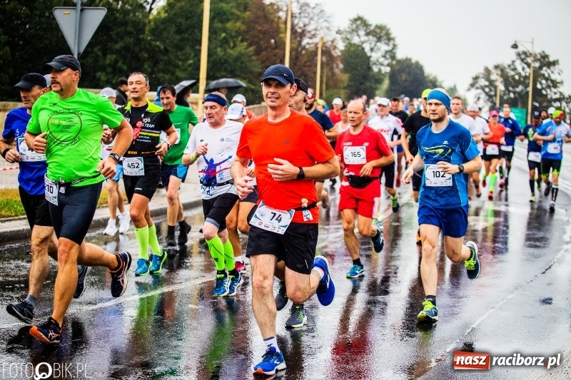 Zdjęcie w galerii na portalu naszraciborz.pl: V RAFAKO Półmaraton Racibórz - bramka otwarta wiadomości z regionu