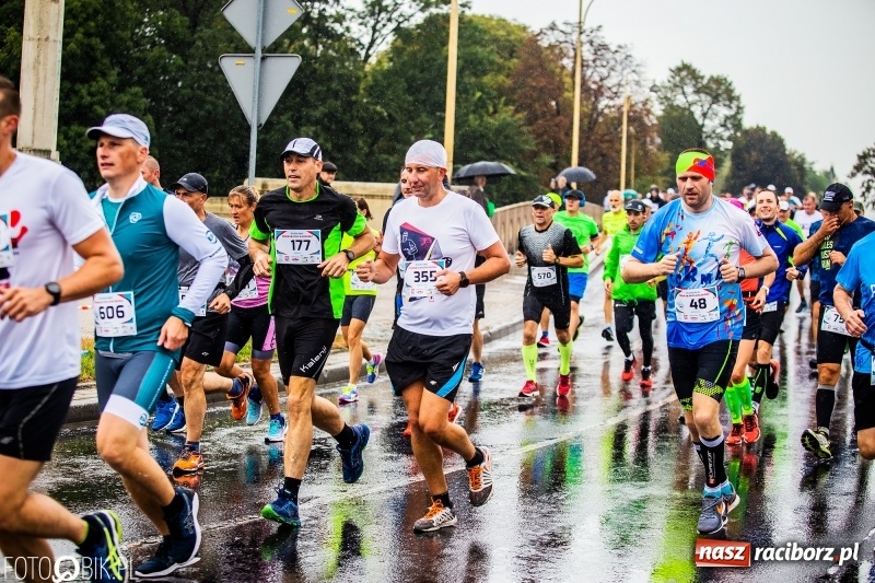 Zdjęcie w galerii na portalu naszraciborz.pl: V RAFAKO Półmaraton Racibórz - bramka otwarta wiadomości z regionu