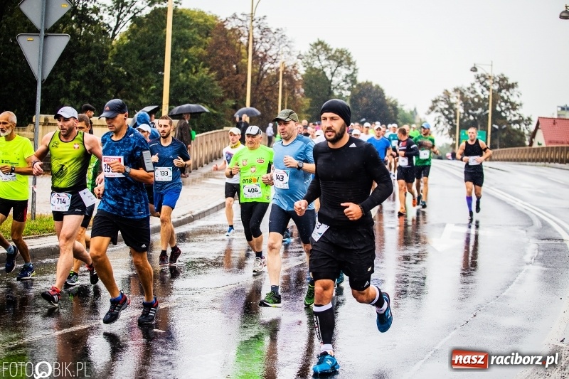 Zdjęcie w galerii na portalu naszraciborz.pl: V RAFAKO Półmaraton Racibórz - bramka otwarta wiadomości z regionu