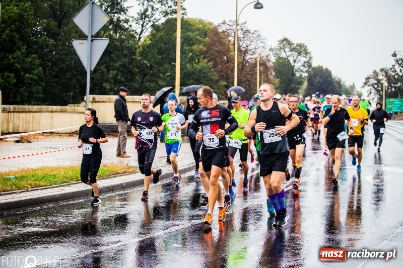 Zdjęcie w galerii na portalu naszraciborz.pl: V RAFAKO Półmaraton Racibórz - bramka otwarta wiadomości z regionu