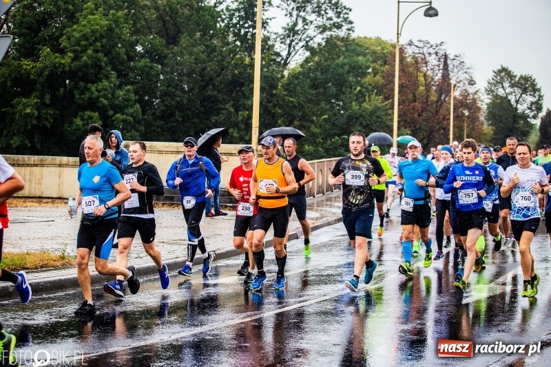 Zdjęcie w galerii na portalu naszraciborz.pl: V RAFAKO Półmaraton Racibórz - bramka otwarta wiadomości z regionu