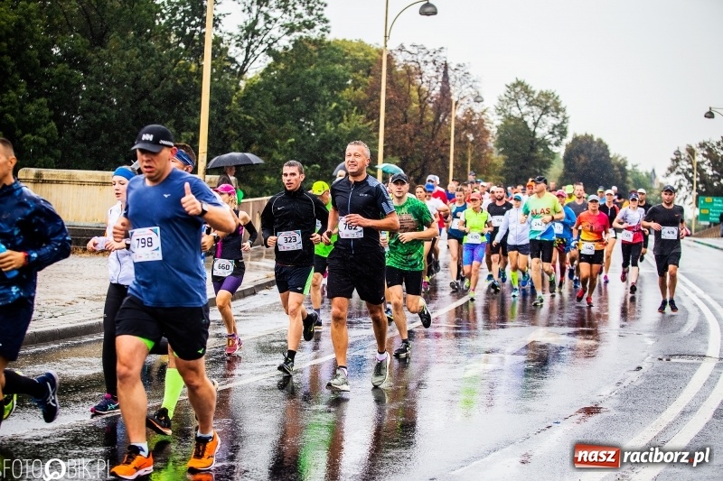 Zdjęcie w galerii na portalu naszraciborz.pl: V RAFAKO Półmaraton Racibórz - bramka otwarta wiadomości z regionu