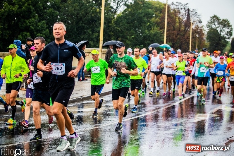 Zdjęcie w galerii na portalu naszraciborz.pl: V RAFAKO Półmaraton Racibórz - bramka otwarta wiadomości z regionu
