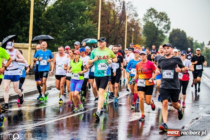 Zdjęcie w galerii na portalu naszraciborz.pl: V RAFAKO Półmaraton Racibórz - bramka otwarta wiadomości z regionu