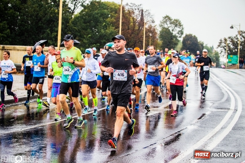 Zdjęcie w galerii na portalu naszraciborz.pl: V RAFAKO Półmaraton Racibórz - bramka otwarta wiadomości z regionu