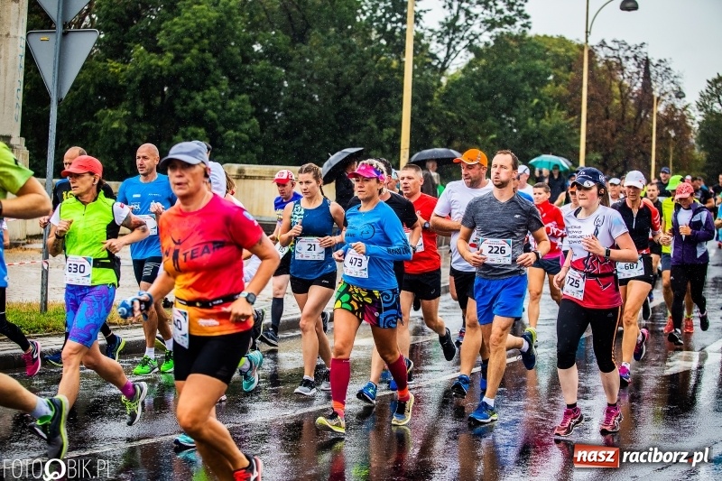Zdjęcie w galerii na portalu naszraciborz.pl: V RAFAKO Półmaraton Racibórz - bramka otwarta wiadomości z regionu