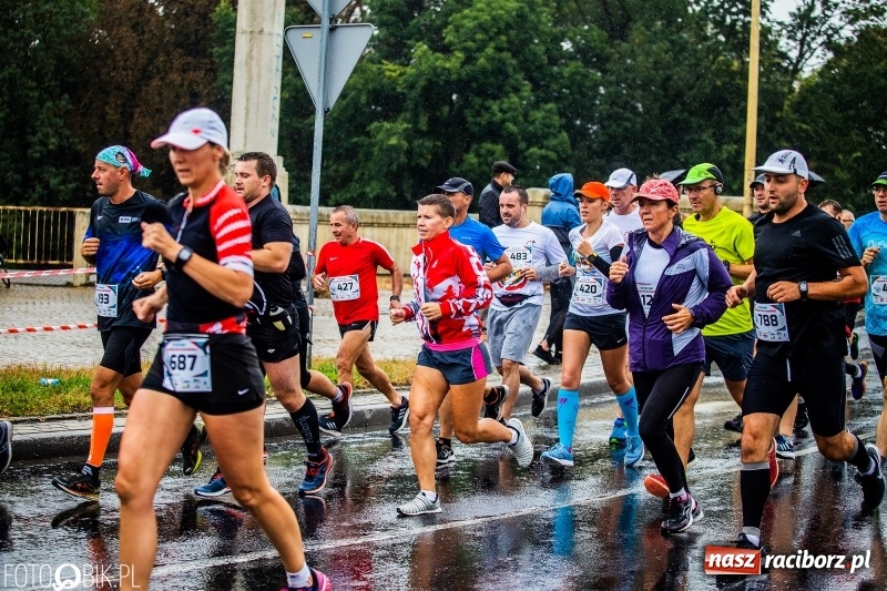 Zdjęcie w galerii na portalu naszraciborz.pl: V RAFAKO Półmaraton Racibórz - bramka otwarta wiadomości z regionu