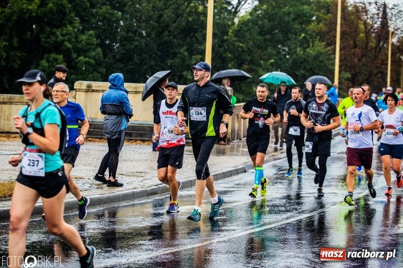 Zdjęcie w galerii na portalu naszraciborz.pl: V RAFAKO Półmaraton Racibórz - bramka otwarta wiadomości z regionu