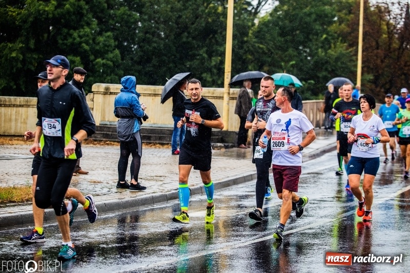 Zdjęcie w galerii na portalu naszraciborz.pl: V RAFAKO Półmaraton Racibórz - bramka otwarta wiadomości z regionu