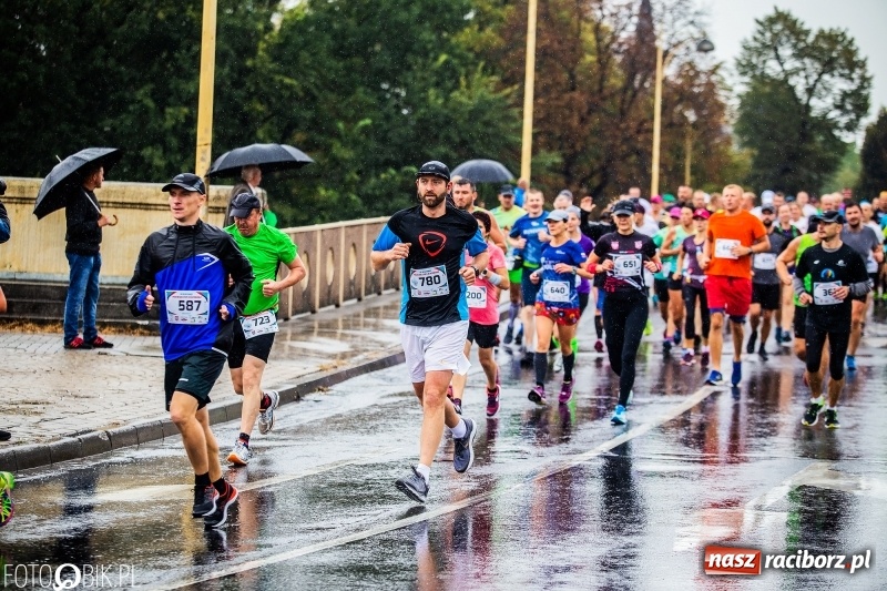 Zdjęcie w galerii na portalu naszraciborz.pl: V RAFAKO Półmaraton Racibórz - bramka otwarta wiadomości z regionu