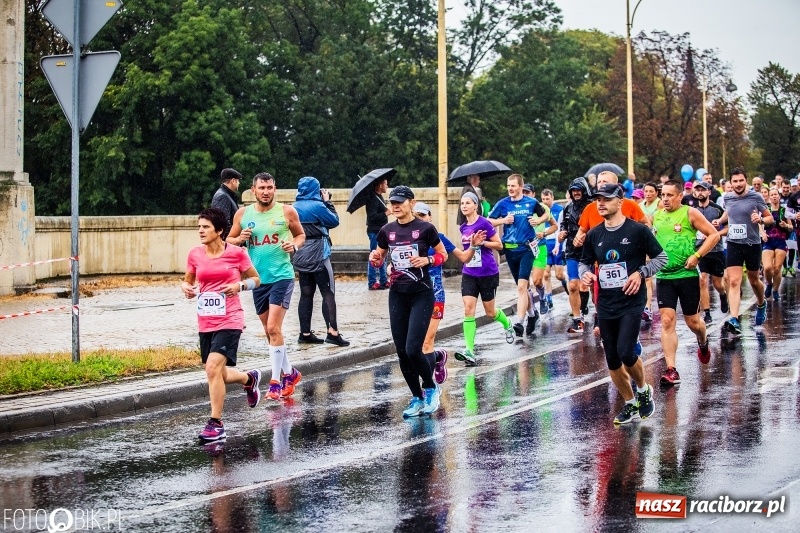 Zdjęcie w galerii na portalu naszraciborz.pl: V RAFAKO Półmaraton Racibórz - bramka otwarta wiadomości z regionu