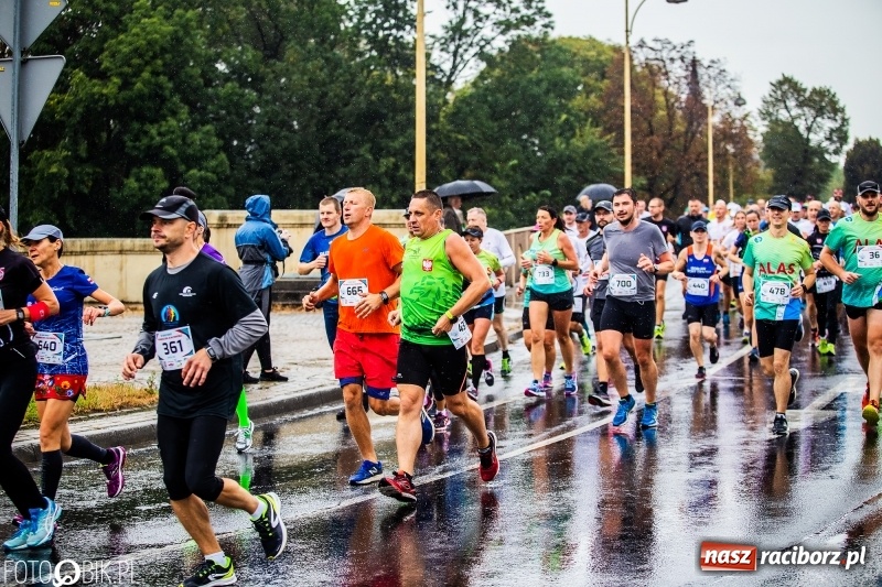 Zdjęcie w galerii na portalu naszraciborz.pl: V RAFAKO Półmaraton Racibórz - bramka otwarta wiadomości z regionu