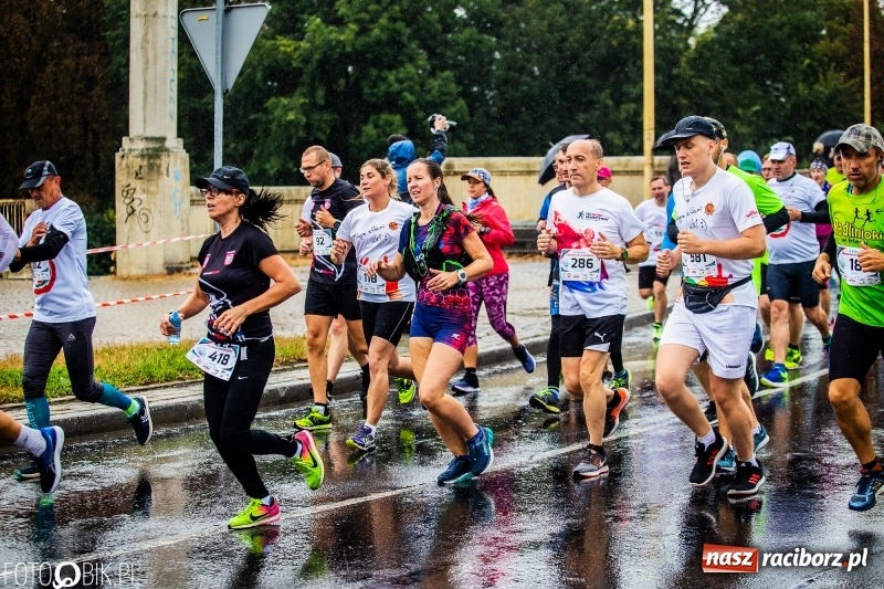 Zdjęcie w galerii na portalu naszraciborz.pl: V RAFAKO Półmaraton Racibórz - bramka otwarta wiadomości z regionu