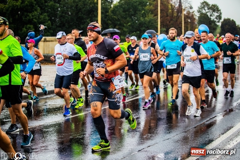 Zdjęcie w galerii na portalu naszraciborz.pl: V RAFAKO Półmaraton Racibórz - bramka otwarta wiadomości z regionu