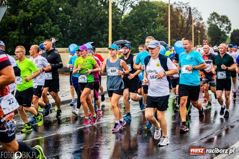 Zdjęcie w galerii na portalu naszraciborz.pl: V RAFAKO Półmaraton Racibórz - bramka otwarta wiadomości z regionu