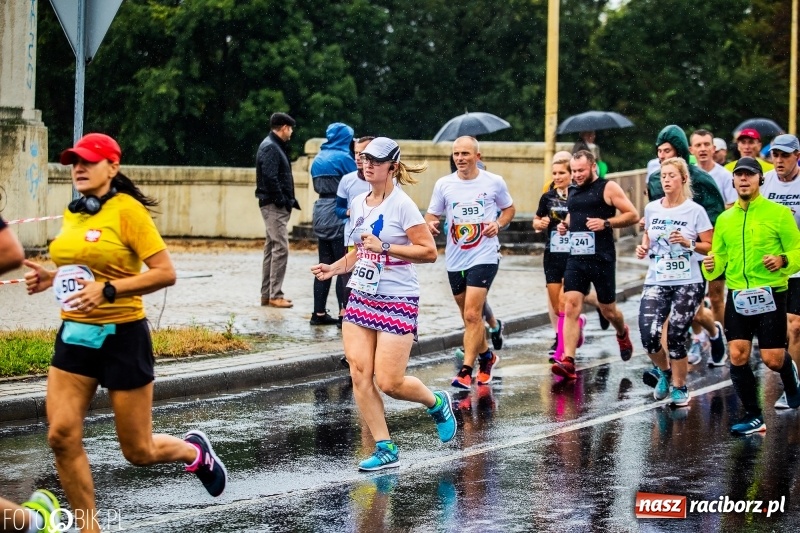 Zdjęcie w galerii na portalu naszraciborz.pl: V RAFAKO Półmaraton Racibórz - bramka otwarta wiadomości z regionu