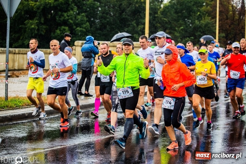 Zdjęcie w galerii na portalu naszraciborz.pl: V RAFAKO Półmaraton Racibórz - bramka otwarta wiadomości z regionu