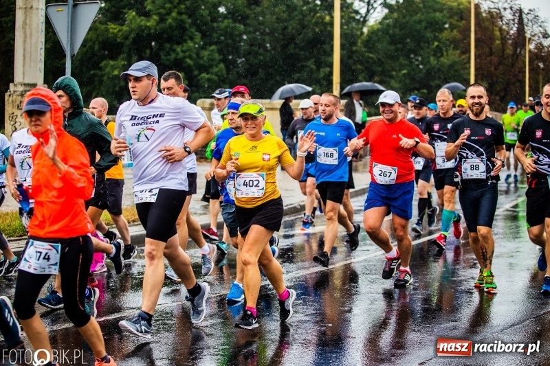 Zdjęcie w galerii na portalu naszraciborz.pl: V RAFAKO Półmaraton Racibórz - bramka otwarta wiadomości z regionu