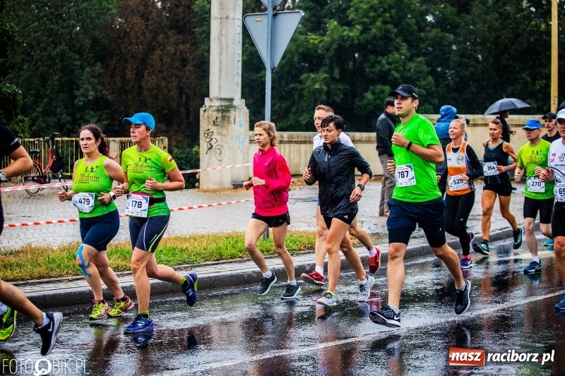 Zdjęcie w galerii na portalu naszraciborz.pl: V RAFAKO Półmaraton Racibórz - bramka otwarta wiadomości z regionu