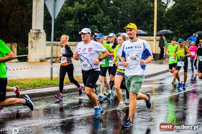 Zdjęcie w galerii na portalu naszraciborz.pl: V RAFAKO Półmaraton Racibórz - bramka otwarta wiadomości z regionu
