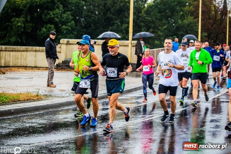 Zdjęcie w galerii na portalu naszraciborz.pl: V RAFAKO Półmaraton Racibórz - bramka otwarta wiadomości z regionu