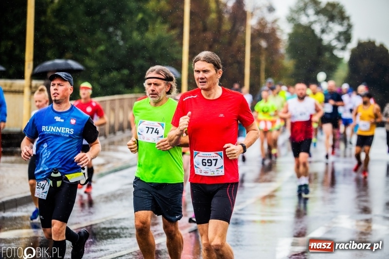 Zdjęcie w galerii na portalu naszraciborz.pl: V RAFAKO Półmaraton Racibórz - bramka otwarta wiadomości z regionu