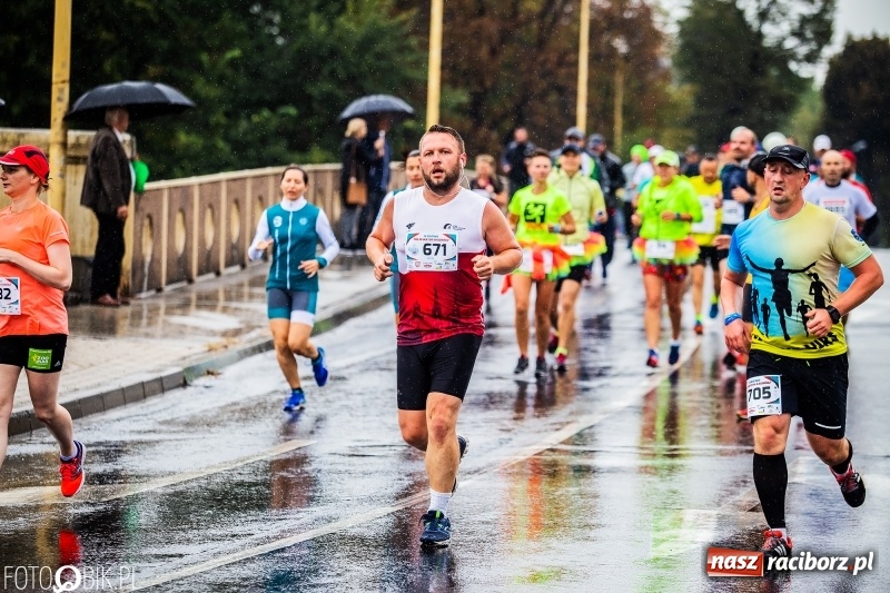 Zdjęcie w galerii na portalu naszraciborz.pl: V RAFAKO Półmaraton Racibórz - bramka otwarta wiadomości z regionu