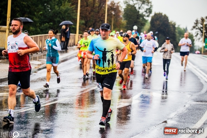 Zdjęcie w galerii na portalu naszraciborz.pl: V RAFAKO Półmaraton Racibórz - bramka otwarta wiadomości z regionu