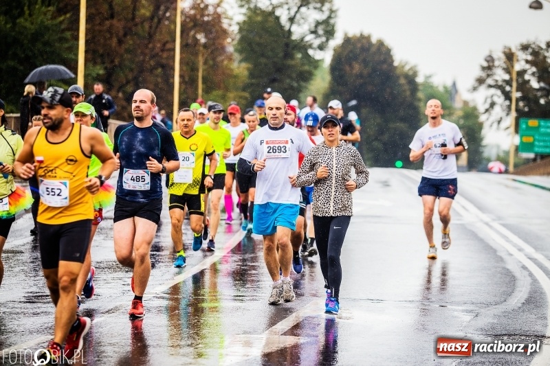 Zdjęcie w galerii na portalu naszraciborz.pl: V RAFAKO Półmaraton Racibórz - bramka otwarta wiadomości z regionu