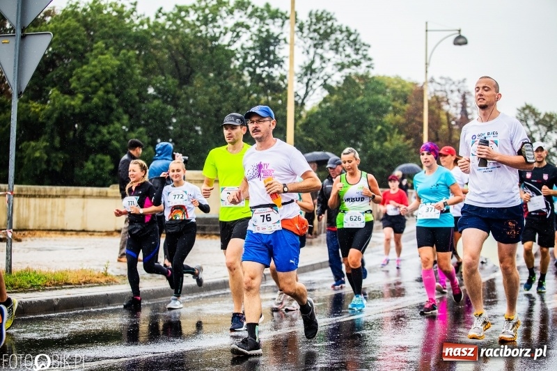 Zdjęcie w galerii na portalu naszraciborz.pl: V RAFAKO Półmaraton Racibórz - bramka otwarta wiadomości z regionu
