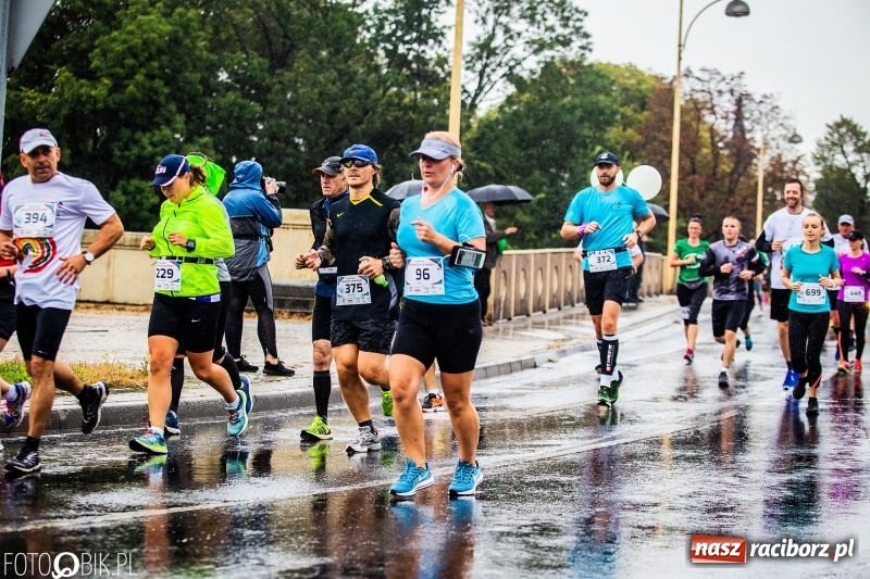 Zdjęcie w galerii na portalu naszraciborz.pl: V RAFAKO Półmaraton Racibórz - bramka otwarta wiadomości z regionu