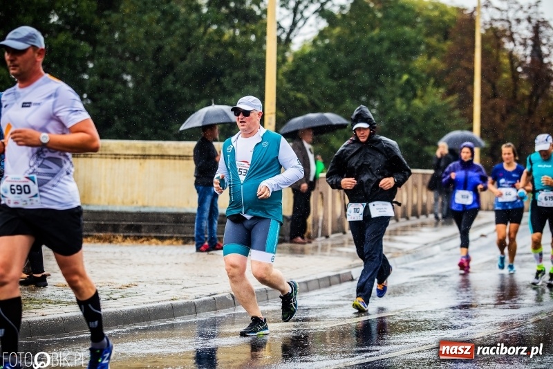 Zdjęcie w galerii na portalu naszraciborz.pl: V RAFAKO Półmaraton Racibórz - bramka otwarta wiadomości z regionu