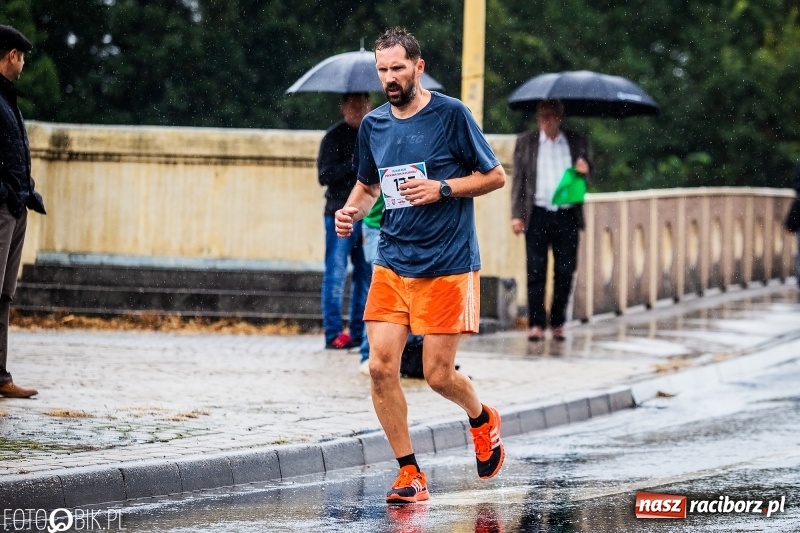 Zdjęcie w galerii na portalu naszraciborz.pl: V RAFAKO Półmaraton Racibórz - bramka otwarta wiadomości z regionu