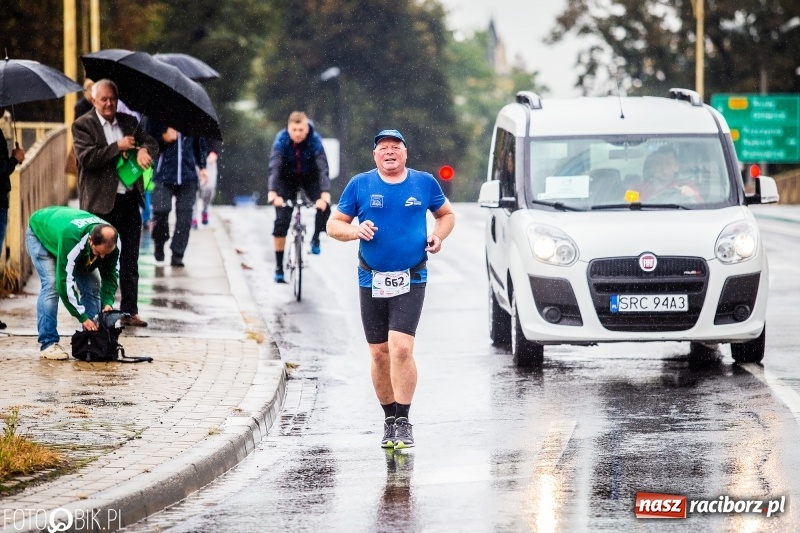 Zdjęcie w galerii na portalu naszraciborz.pl: V RAFAKO Półmaraton Racibórz - bramka otwarta wiadomości z regionu