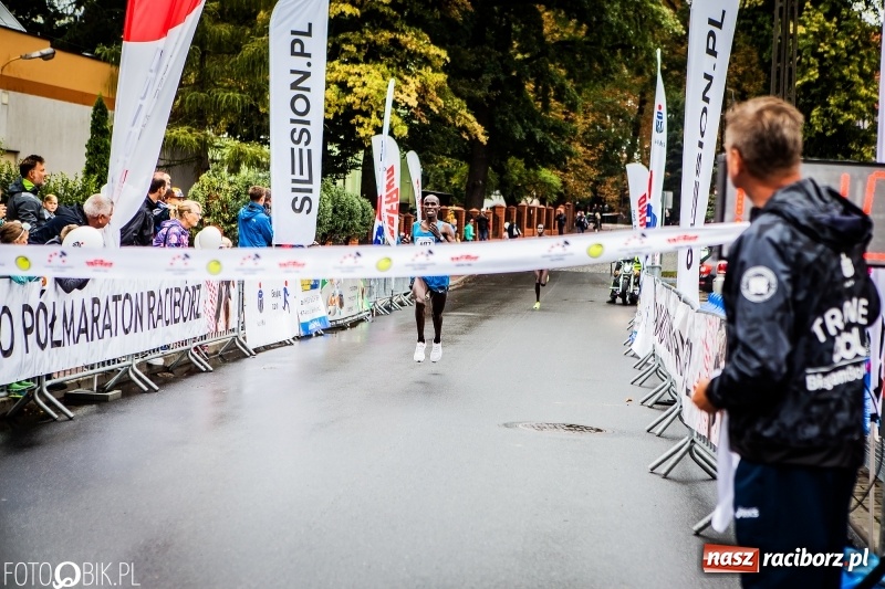 Zdjęcie w galerii na portalu naszraciborz.pl: V RAFAKO Półmaraton Racibórz - bramka otwarta wiadomości z regionu