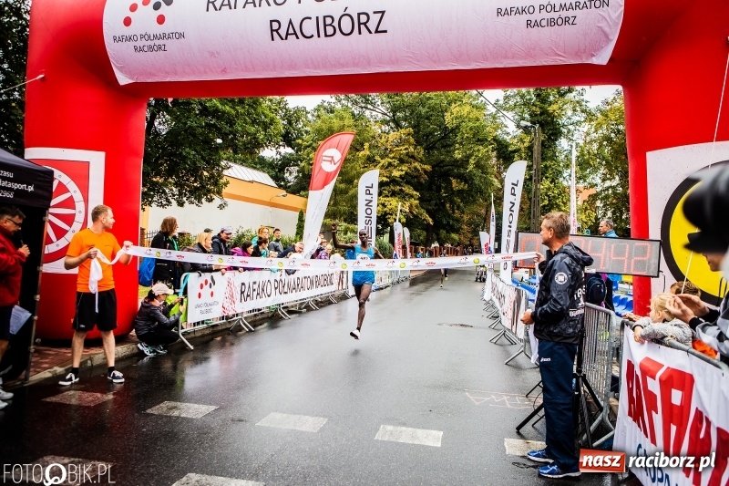 Zdjęcie w galerii na portalu naszraciborz.pl: V RAFAKO Półmaraton Racibórz - bramka otwarta wiadomości z regionu