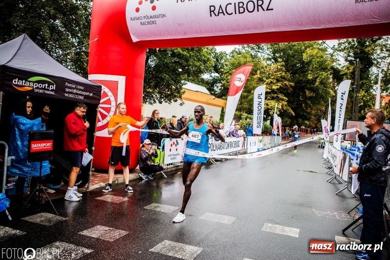 Zdjęcie w galerii na portalu naszraciborz.pl: V RAFAKO Półmaraton Racibórz - bramka otwarta wiadomości z regionu
