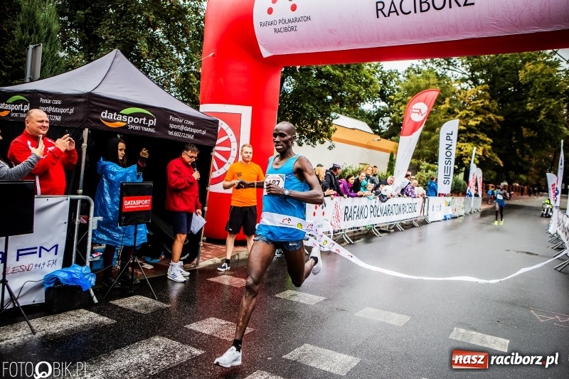 Zdjęcie w galerii na portalu naszraciborz.pl: V RAFAKO Półmaraton Racibórz - bramka otwarta wiadomości z regionu