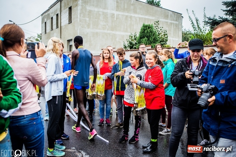 Zdjęcie w galerii na portalu naszraciborz.pl: V RAFAKO Półmaraton Racibórz - bramka otwarta wiadomości z regionu