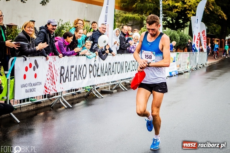 Zdjęcie w galerii na portalu naszraciborz.pl: V RAFAKO Półmaraton Racibórz - bramka otwarta wiadomości z regionu
