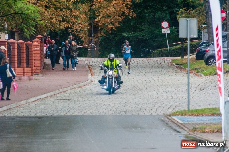 Zdjęcie w galerii na portalu naszraciborz.pl: V RAFAKO Półmaraton Racibórz - bramka otwarta wiadomości z regionu