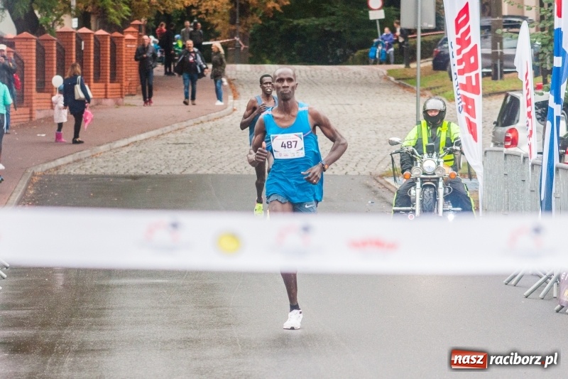 Zdjęcie w galerii na portalu naszraciborz.pl: V RAFAKO Półmaraton Racibórz - bramka otwarta wiadomości z regionu
