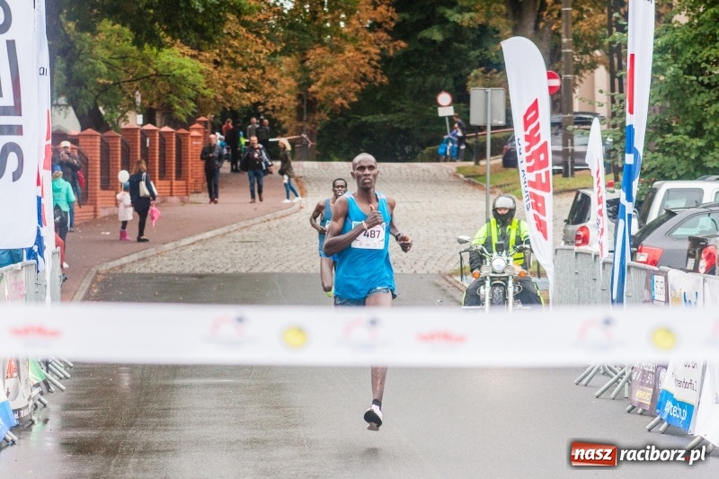 Zdjęcie w galerii na portalu naszraciborz.pl: V RAFAKO Półmaraton Racibórz - bramka otwarta wiadomości z regionu