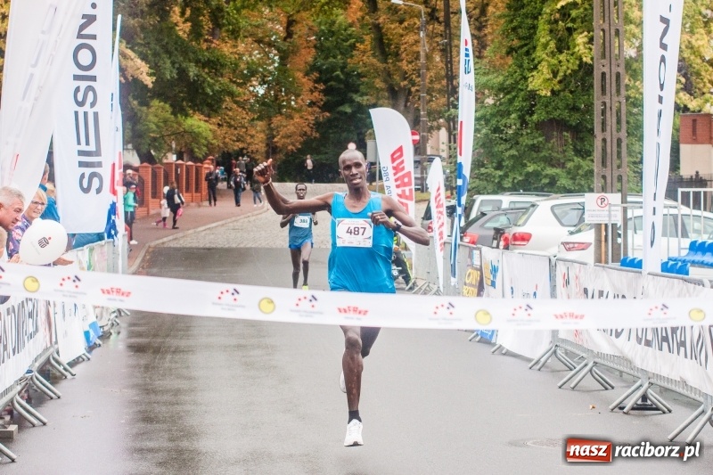 Zdjęcie w galerii na portalu naszraciborz.pl: V RAFAKO Półmaraton Racibórz - bramka otwarta wiadomości z regionu